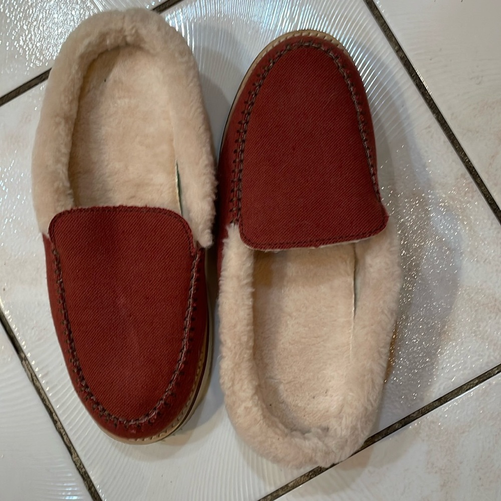 Sanuk women’s rust colored slip ones
